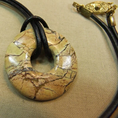 Collar con cordón de cuero rosquilla piedra pequeño jaspe marrón dorado de 1 1/8" #117 Foto 1 de 4