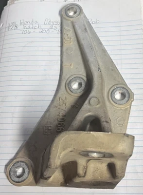 2000-2005 Buick LeSabre Transmission Side Mount Bracket OEM25740664--S1 - Image 1 of 4