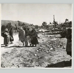 Coca Leaf Farmers Carry Man Home PERU ca. 1960er Pressefoto von de Graffenried - Bild 1 von 2
