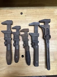 3 antike verstellbare Metall Affen Pfeifenzange Holzgriff, 2 mit Metallgriff - Bild 1 von 24