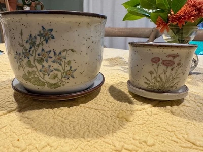 Maceta de jardín de cerámica pintada a mano con flores rosas y azules - Juego de 2 Foto 1 de 4