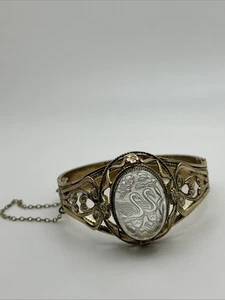 Whiting and Davis Intaglio Schwäne Kamee filigranes Klapparmband goldfarben - Bild 1 von 12