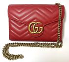 Portefeuille chaîne Gucci GG Marmont cuir matelasse mini rouge authentique fabriqué en Italie