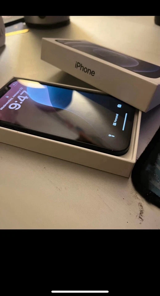 Protector de pantalla cargador iPhone 12 con Tic Tok 2 semanas de antigüedad y funda incluida Foto 1 de 2