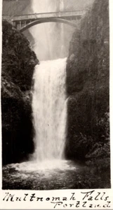 RPPC Multnomah Falls Cascada y Puente Cerca de PORTLAND Oregon Postal ANTIGUA - Imagen 1 de 4