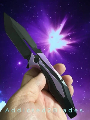 Cuchillo Arcane Design x Isham Plexus Titanio Púrpura Hoja Magnacut Negro Foto 1 de 4