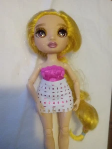 Rainbow High Sheryl Meyer gelb Modepuppe Outfit Gelenk Ringelblume Moxy? - Bild 1 von 6