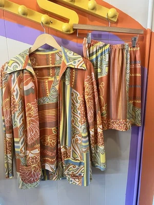 ¡Juego de 3 piezas años 70! ¡Falda camiseta sin mangas y chaqueta! ¡Naranja y amarillo psicodélico! Foto 1 de 3