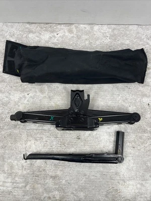 Dodge Grand Caravan Chrysler Town & Country 2008-2020 gato y llave de tuerca para neumáticos Foto 1 de 4