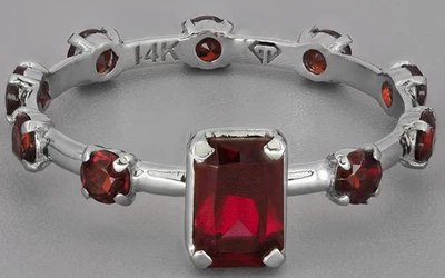 Anillo de lujo de diamantes y rubíes naturales de corte redondo y esmeralda de 3 quilates de oro blanco sólido de 14 quilates Foto 1 de 4