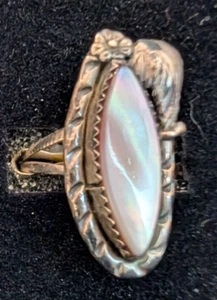 Vintage Womans Sterling Silver w/ flower leaf 1 Shell Pink Mother of Pearl Sz6.5 - Picture 1 of 4