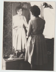 Foto Hübsche Frau schaut in den Spiegel Reflexion Mode Kleid ausgefallen Vintage - Bild 1 von 2