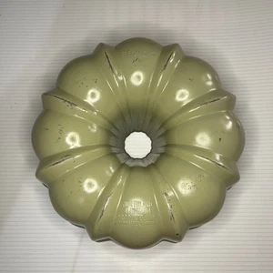 Vintage BUNDT Northland Heavy Cast Aluminum Avocado Green Black Fluted Pan Cake - Picture 1 of 6