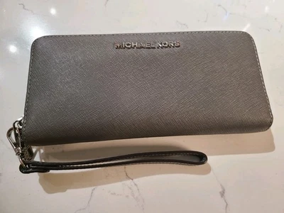 Cartera sin asas Michael Kors de cuero gris con cremallera Foto 1 de 4