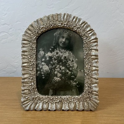 Marco de fotos detallado floral/encaje tono dorado/plateado 2,5" x 3,5" hecho en Taiwán Foto 1 de 4