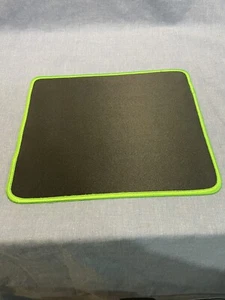 Mouse pad antiscivolo nero con bordi cuciti verdi per lavoro, scuola o gioco. - Foto 1 di 4