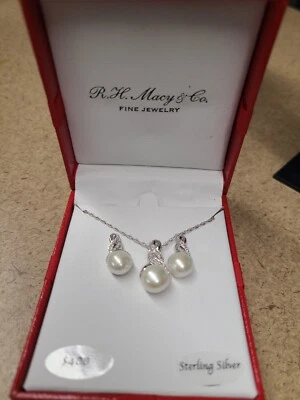 Collar y pendientes colgantes cultivados de perlas de agua dulce (8 y 9 mm) y diamantes Foto 1 de 3