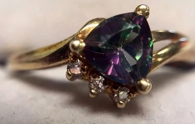 10K SOLID YELLOW GOLD TRIANGULAR TOPAZ RING WITH 3 SMAL CZ'S SIZE:7 3/4, G Arrow - Image 1 of 4