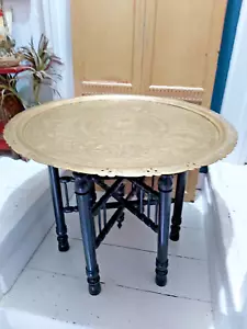 VINTAGE INDIAN ENGRAVED BRASS TOPPED TIFFIN TABLE WITH FOLDING LEGS - Foto 1 di 24