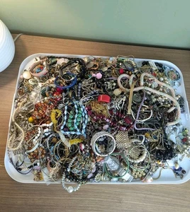 Vintage Mod Schmuck Konvolut Gebrauchsspuren 14 Pfund verschiedene Marken Ohrringe Ringe Armbänder  - Bild 1 von 12