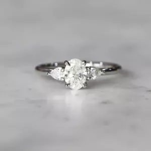 Anillo de compromiso de tres piedras moissanita corte ovalado de 1,50 quilates enchapado en oro blanco 14 K - Imagen 1 de 9