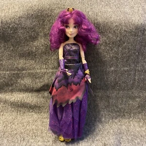 Disney Descendants Puppe kommt mit lila Outfit - Bild 1 von 8