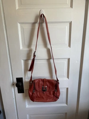 Bolso de mano para mujer B.Makowsky rojo anaranjado en color interior estampado animal Foto 1 de 4