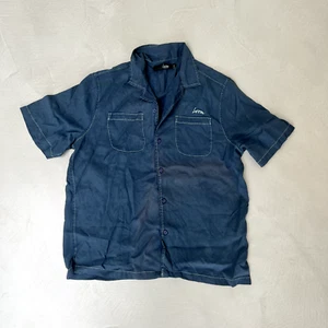 Urban Outfitters Loom Kurzarmshirt mit Kontrastnähten. Blau. Medium. - Bild 1 von 5