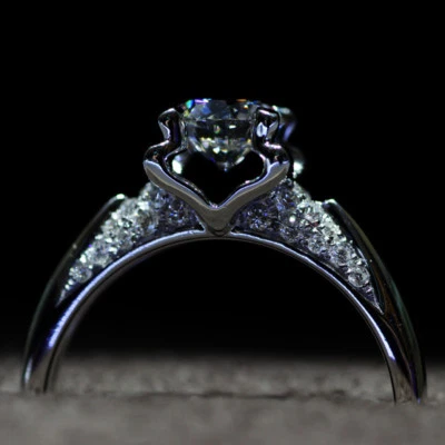 Anillo de boda de lujo de cuatro garras para mujer talla 4-9 AAA relleno de oro blanco circonita Foto 1 de 4