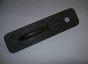 Placa de tracción de manija de puerta con pestillo de pulgar de latón macizo antiguo vintage, con orificio de bloqueo - Imagen 1 de 22
