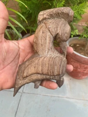 Antigua estatuilla de pavo real de madera tallada a mano para decoración  Foto 1 de 4