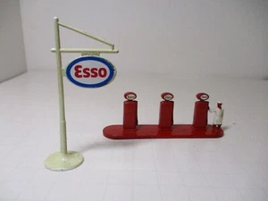 PAQUETES DE ACCESORIOS MATCHBOX, BOMBAS DE GASOLINA ESSO ORIGINALES A-1-A Y LETRERO CASI COMO NUEVO - Imagen 1 de 7