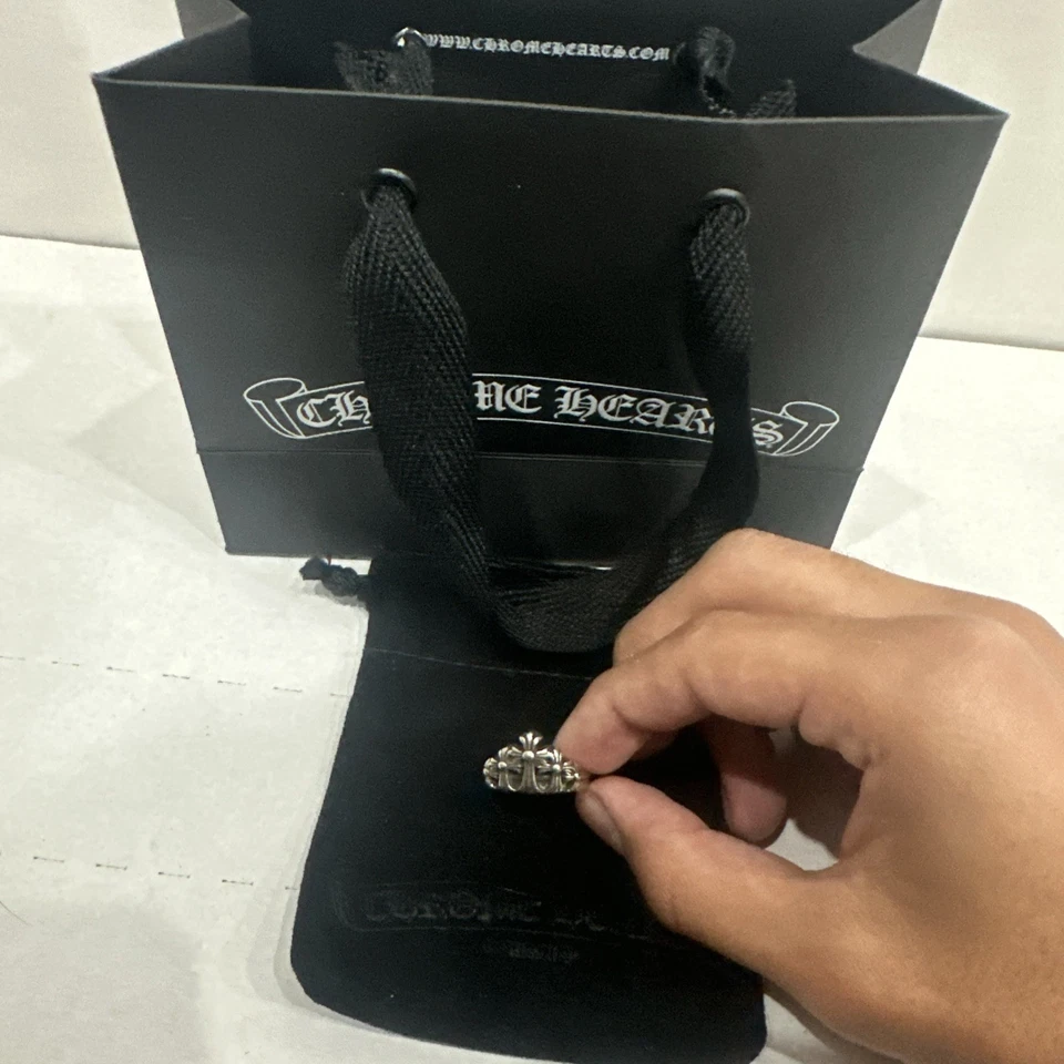 Anillo Cruz Corazones Cromados Foto 1 de 2