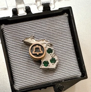 Vintage Michigan Bell Service Award Pin 3 Green Emeralds; 1:10 10K Gold - Bild 1 von 2
