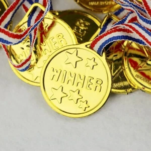 24 Medaglie Vincitori Bambini Giornata Sportiva Festa Sacchetto Plastica Oro Premi Con Nastro - Foto 1 di 2