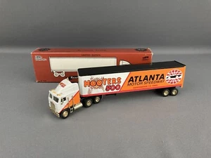 Racing Champions 1993 Kenworth K100E Hooters 500 Semi 1/64 Diecast Bank Neu in OVP - Bild 1 von 18