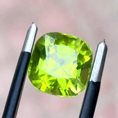 3.95 CT Natural Peridot Loose Gemstone from Pakistan - Image 1 of 4
