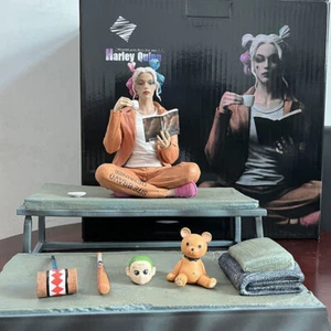 NEU Suicide Squad Harley Quinn Figur Buch lesen sitzende Haltung Action Modell Spielzeug - Bild 1 von 20
