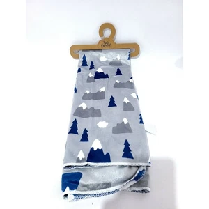 Baby Essentials blau grau WEICHE Babydecke Abenteuer Motiv Wolken Wandern - Bild 1 von 6