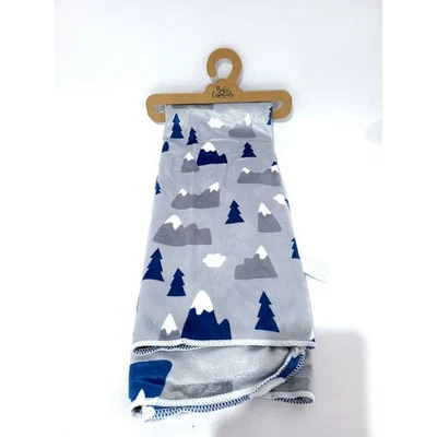 Cobertor de bebê Baby Essentials azul cinza macio tema aventura nuvens caminhadas - Imagem 1 de 4