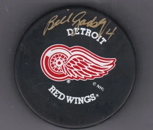 Bill Gadsby autographed Detroit Red Wings puck - Bild 1 von 1