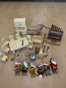 Disney Snow White And The Seven Dwarfs Cottage Playset With Dwarfs & Snow White - Picture 1 of 6
