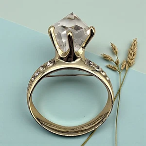 Faux Diamant Verlobungsring von AJC American Jewelry Kette Anstecknadel Brosche Fun 1980er - Bild 1 von 6