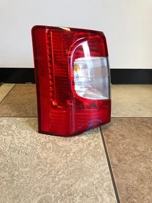 Luz trasera izquierda Chrysler Town & Country 2011-2015 SKU#003127 Foto 1 de 3