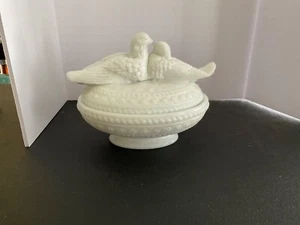 Vintage Westmoreland Glas weiß Milch Liebe Vögel auf Nest bedeckt Süßigkeiten Schale - Bild 1 von 6