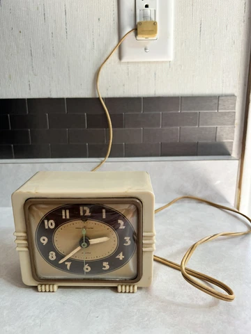 Vintage General Electric GE Art Deco Bakelite Alarm Clock Model 7H118 Works Cover
