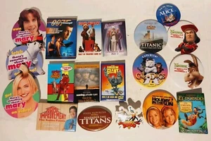 SET 19 GEMISCHTE FILMPOSTER PIN DVD FREIGABE PINBACK BUTTON OO7 SPAREN PRIVAT RYA ~ - Bild 1 von 4