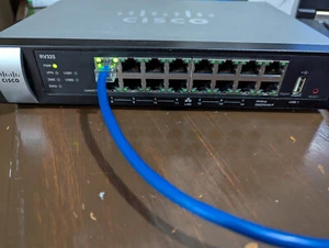 Routeur VPN Cisco RV325 Gigabit Dual WAN - Fonctionne - Accessoires inclus - Photo 1/5