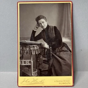 Tarjeta de gabinete vintage foto mujer leyendo John Hawke Plymouth - Imagen 1 de 3