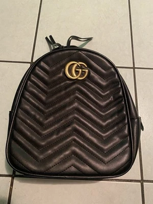 Mochila Acolchada Gucci GG Marmont Mini Cuero Negro Foto 1 de 4